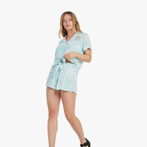 NWT - Volcom Women's Outer Banks X Netflix OBX Sarah Short Sleeve Woven Shirt - Picture 10 of 13